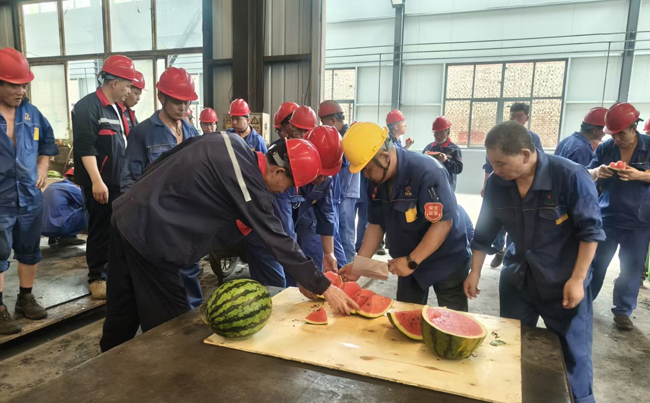 “一口甜，一身凉！新东电降温福利：西瓜和冰块已就位”